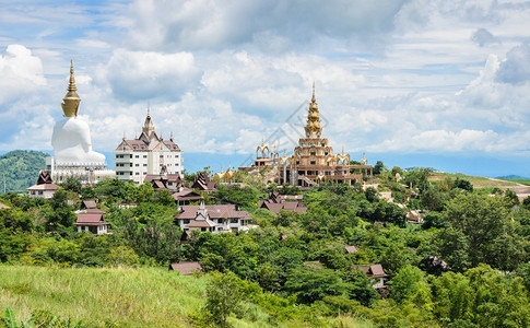 建筑学泰国Petchabun山上WatPhaSornKaew的美丽全景佛图片
