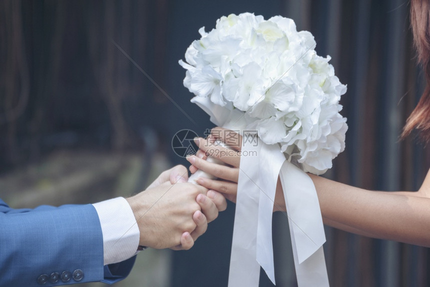 新郎新娘手握花束特写图片