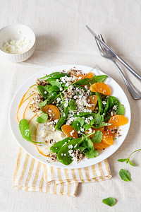 营养绿色配有梨子橙和Ricotta健康餐饮的菠菜和quinoa沙拉基于植物的菜盘GreenVegan活食谱橘子图片