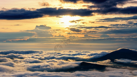 场景云美丽的自然观太阳在海雾之上笼罩着山峰和明亮的天空在冬季日出时遮盖着高山和晴空从泰国卢埃省普鲁伊亚公园PhuRueaNati图片