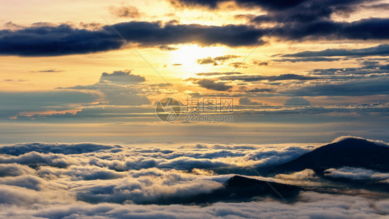 场景云美丽的自然观太阳在海雾之上笼罩着山峰和明亮的天空在冬季日出时遮盖着高山和晴空从泰国卢埃省普鲁伊亚公园PhuRueaNati图片