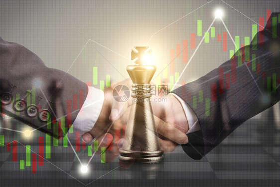 经理沟通商业伙伴关系成功和战略计划概念双接触的商人在金融市场股票图表上握手并竞争象棋盘游戏比赛ECFP成功的图片