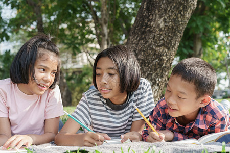 绿色毯子亚洲集团小学儿童用铅笔写记本在夏天一起学习早上在公园学习生到校外习实地考察和活动在户外学习活动infotoothis友谊图片