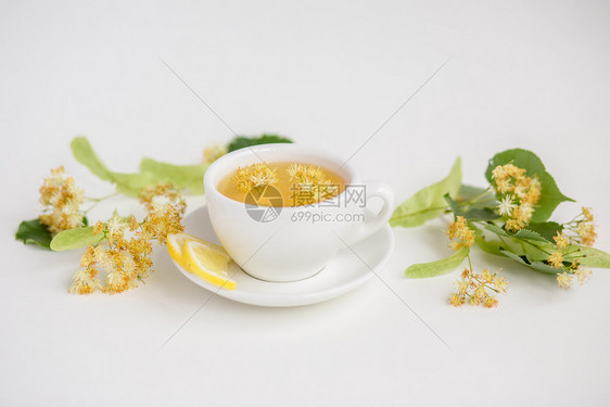 一杯热茶在木板上打麻布和茶叶种植园背景上打麻布一杯热茶在木桌上打爆红茶休息草本植物夏天图片