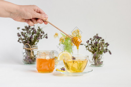 自然玻璃抗氧化剂一杯热茶在木板上打麻布和茶叶种植园背景上打麻布一杯热茶在木桌上打爆红茶图片
