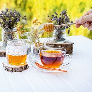 农业一杯热茶在木板上打麻布和茶叶种植园背景上打麻布一杯热茶在木桌上打爆红茶植物有机的图片