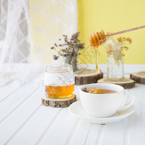树植物维生素一杯热茶在木板上打麻布和茶叶种植园背景上打麻布一杯热茶在木桌上打爆红茶图片