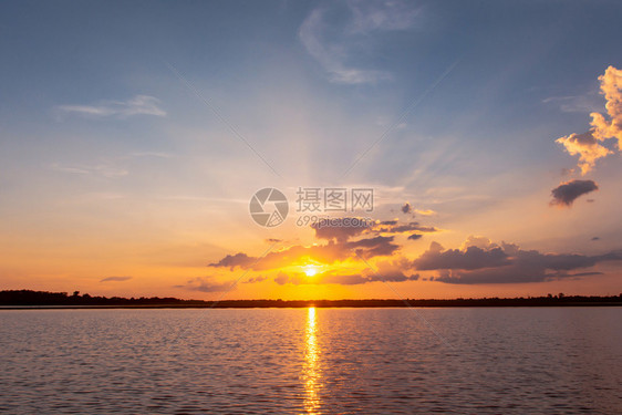 颜色惊人的日落反射环礁湖云和蓝天空之后的美丽日落浮云之上的蓝天在环礁湖风景背下戏剧天空日落时有云旅行图片