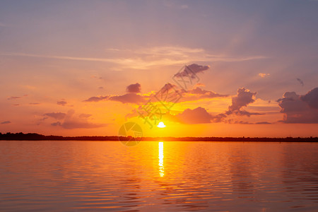 旅行水日落反射环礁湖云和蓝天空之后的美丽日落浮云之上的蓝天在环礁湖风景背下戏剧天空日落时有云黄昏图片