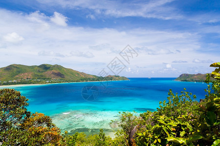 从主岛到附近的另一个岛屿那里有很多植物和蓝天从主岛到附近的另一个岛屿假期拉靠近图片
