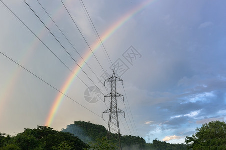 塔自然农村地区高压电线杆的天空雨后水农村地区的高压电线杆现象图片