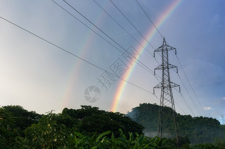 农村地区高压电线杆的天空雨后水农村地区的高压电线杆景观力量夏天图片
