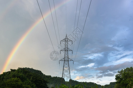 两极农村地区高压电线杆的天空雨后水农村地区的高压电线杆明亮的彩虹图片