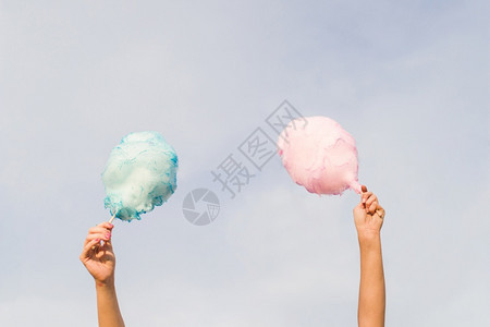 蓬松的幸福蓝色高清晰度照相手拿着棉花糖果高品质照片优图片