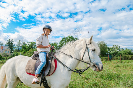 玩白色的快乐女孩骑着自然马女孩骑着自然的白马喜悦图片