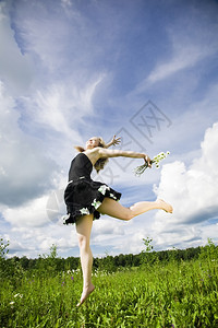 我可以在草地上欢乐快的活跃女阿法纳西耶娃休息春天图片