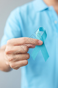 幸存者1月前列州癌症意识月穿蓝衬衫手握丝带的男子支持人们生活和疾病保健护理国际男子父亲和世界癌症日概念国际男子父亲和世界癌症日概图片