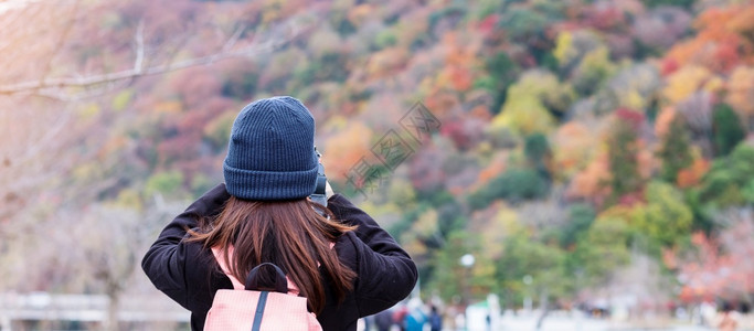 吸引力享受十一月快乐的女游客在阿拉希山Arashiyayama拍摄照片多彩叶山年轻亚洲旅行者访问京日本秋季度假节日和观光概念图片