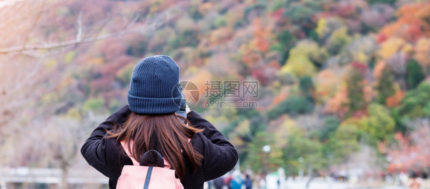 吸引力享受十一月快乐的女游客在阿拉希山Arashiyayama拍摄照片多彩叶山年轻亚洲旅行者访问京日本秋季度假节日和观光概念图片