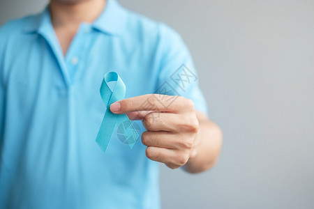 1月前列州癌症意识月穿蓝衬衫手握丝带的男子支持人们生活和疾病保健护理国际男子父亲和世界癌症日概念国际男子父亲和世界癌症日概念希望图片