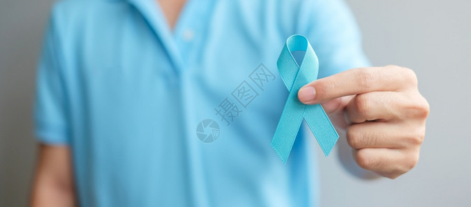 腺九月1前列州癌症意识月穿蓝衬衫手握丝带的男子支持人们生活和疾病保健护理国际男子父亲和世界癌症日概念国际男子父亲和世界癌症日概念图片