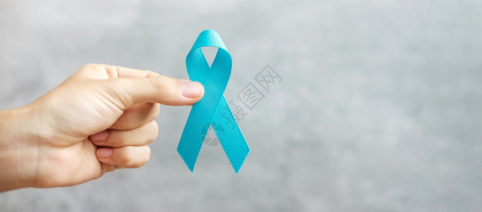治愈瘤1月前列腺癌宣传男子手持光蓝丝带支人们生活和疾病医疗保健国际男父亲世界癌症日和糖尿病概念幸存者图片