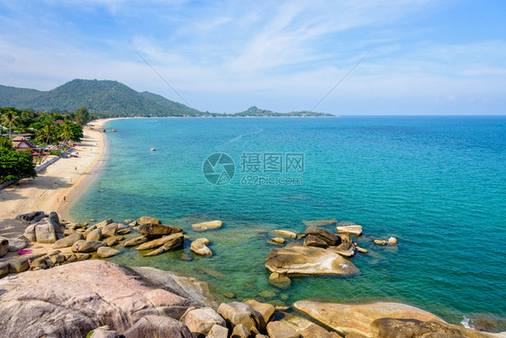 蓝色的泰国苏拉特萨尼省KohSamui岛夏季天空下蓝海附近岸的风光下泰国SuratThana省的HinTaHinYai对Lama图片