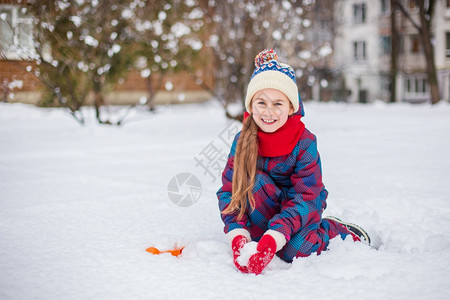 快乐的女孩在玩雪图片