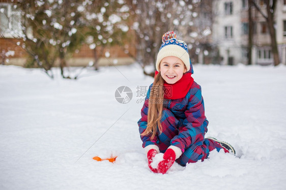 快乐的女孩在玩雪图片