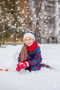 快乐的女孩在玩雪图片