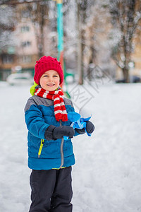 快乐的小男孩在玩雪图片