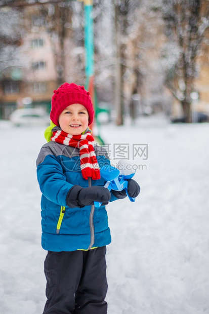 快乐的小男孩在玩雪图片