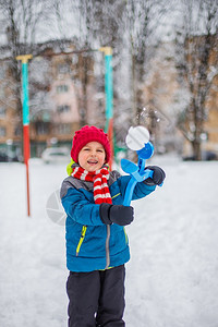 快乐的小男孩在玩雪图片