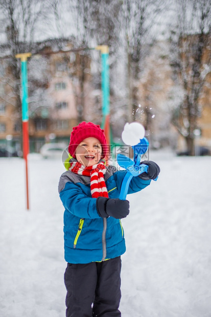 快乐的小男孩在玩雪图片