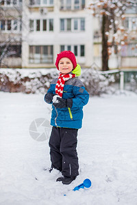 快乐的小男孩在玩雪图片