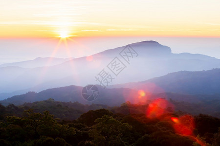 假期神奇的日出在山顶上魔法星形发光从太阳中射出镜头耀斑DoiInthanon泰国清迈人们热带图片