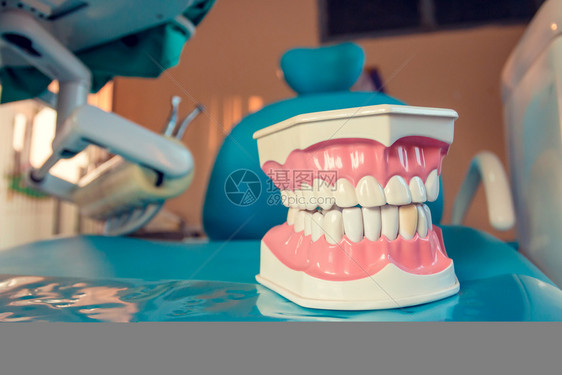 约定关心议程在牙科诊所使用齿假模型供医与病人沟通时使用牙型假的科预约仪表和卫生检查概念牙科门诊图片