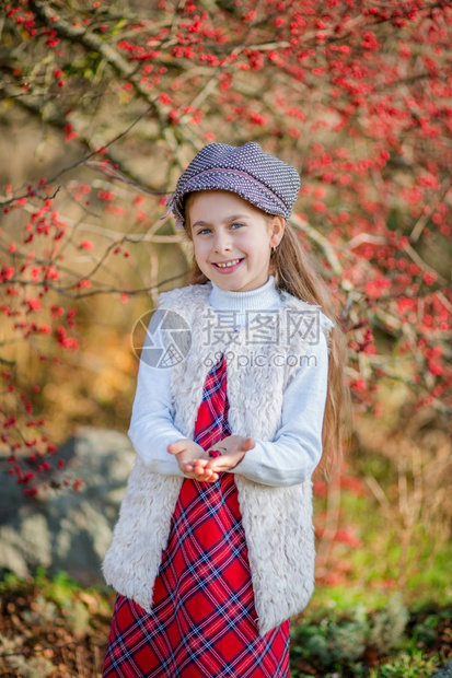 人们格伦女士一个带着红色浆果的漂亮女孩肖像秋天自然色彩秋天的红山楂树浆果一个带着红色浆果的漂亮女孩肖像图片