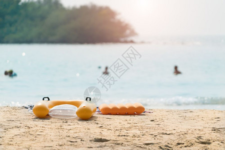 情绪夏季沙滩游泳在海上环内管滨热带滩景观模糊的游泳者为背景纸或壁家庭美丽的图片