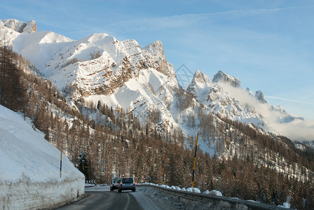 冷杉顶峰位于意大利北部多洛米特人区的帕索罗莱汽车警告图片