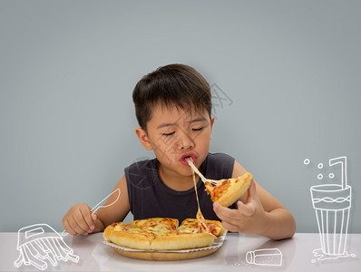 亚洲67岁男孩乐于吃比萨饼热奶酪熔融在蓝色背景上法语泰国喝图片