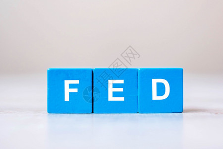 FED表格背景中的FED文字木板块金融危机和商业概念经济衰退减少百分图片