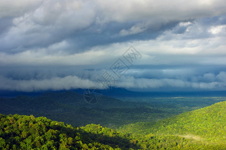 泰国北部的PangPueyMaeMohLampang泰国的PangPuey山上空的暴雨和黑云在山上移动时间龙卷风阳光图片