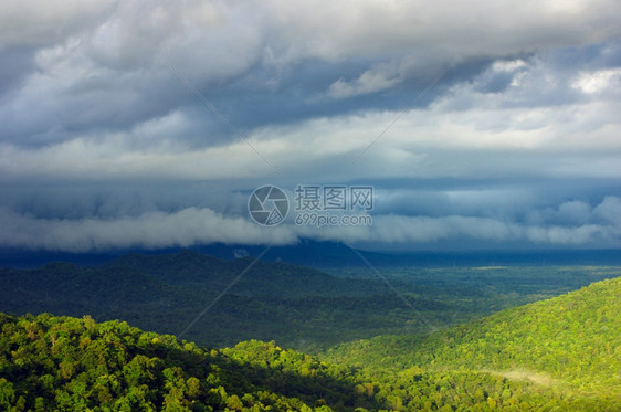 泰国北部的PangPueyMaeMohLampang泰国的PangPuey山上空的暴雨和黑云在山上移动时间龙卷风阳光图片