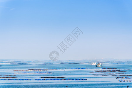 蓝天下美丽的海自然景观和用于贻贝或PernaViridis养殖的漂浮标泰国春武里的KoLoi或KohLoy岛的船只和沿海捕鱼泰国图片