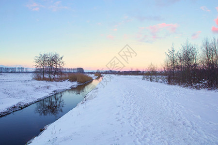 太阳白色的荷兰冬季景观美丽的彩色日落天空和新鲜的白雪美丽自然背景溪流荷兰的冬季景观美丽的自然背景下雪图片