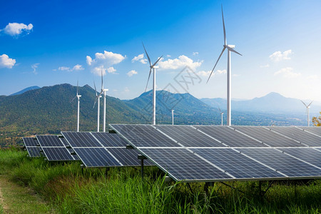 光伏模块太阳能发电厂配有风力涡轮机对抗山地风力和蓝色天空对抗云替代能源概念清洁绿色新的力量行业图片