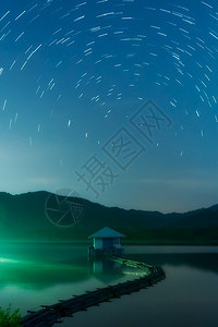 美丽的夜空星道横跨中央泵站怀金水库泰国兰芒省怀金水池泰国隆邦美丽夜晚和星道启动轨自然大气层图片
