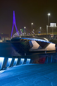 高的著名伊拉斯穆大桥从木板路边的河口旁看到轮廓粉笔图片