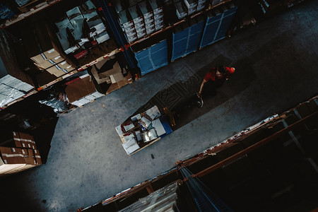 商业的黑内部和顶层空中视野的箱子多得一干二净仓库包裹图片